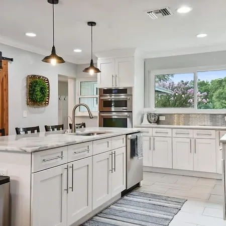 Spacious 4 Bedroom Entire Home, Tampa, Fire Pit